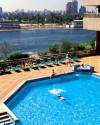 La piscina y la terraza del hotel Ramses Hilton tienen vistas al Nilo